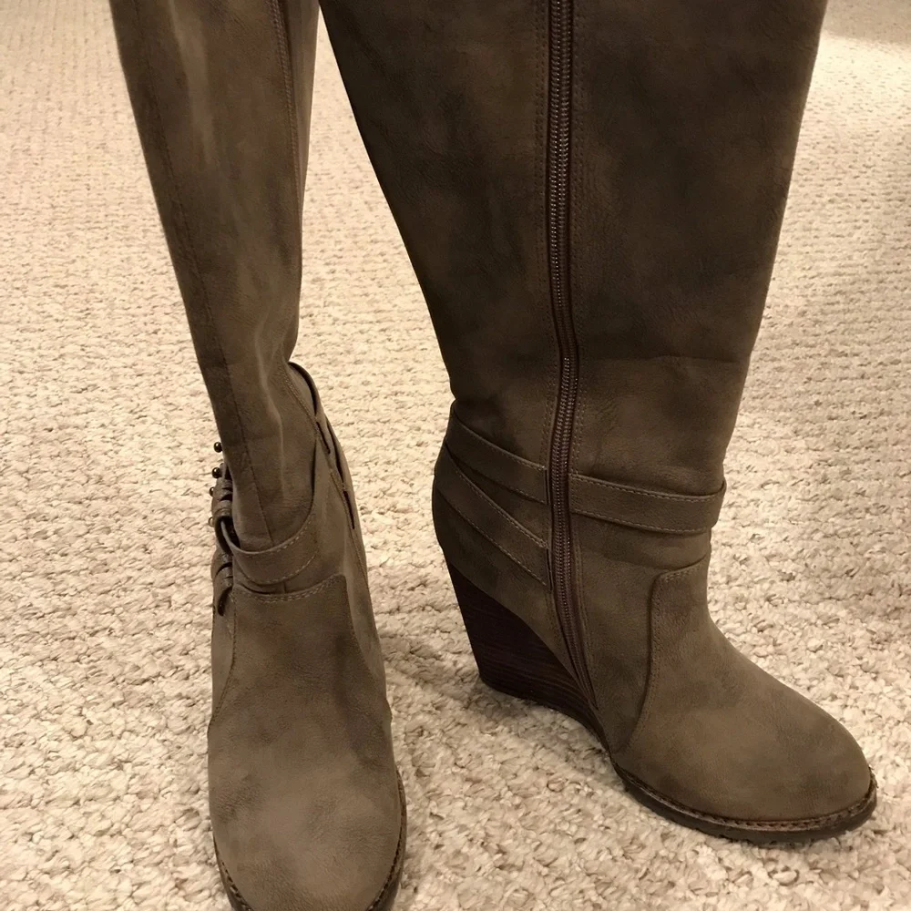 Very Volatile Women’s Wedge Boots - Picture 4 of 10